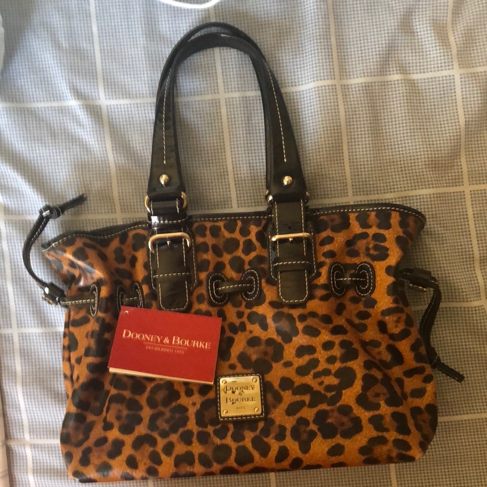 Dooney. & bourke small Chiara brown T’moro